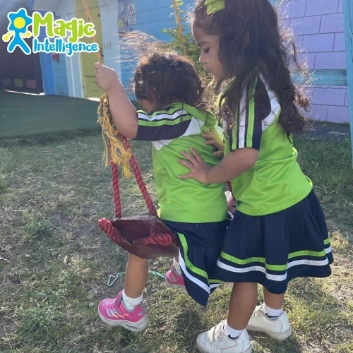 Niños explorando/jugando